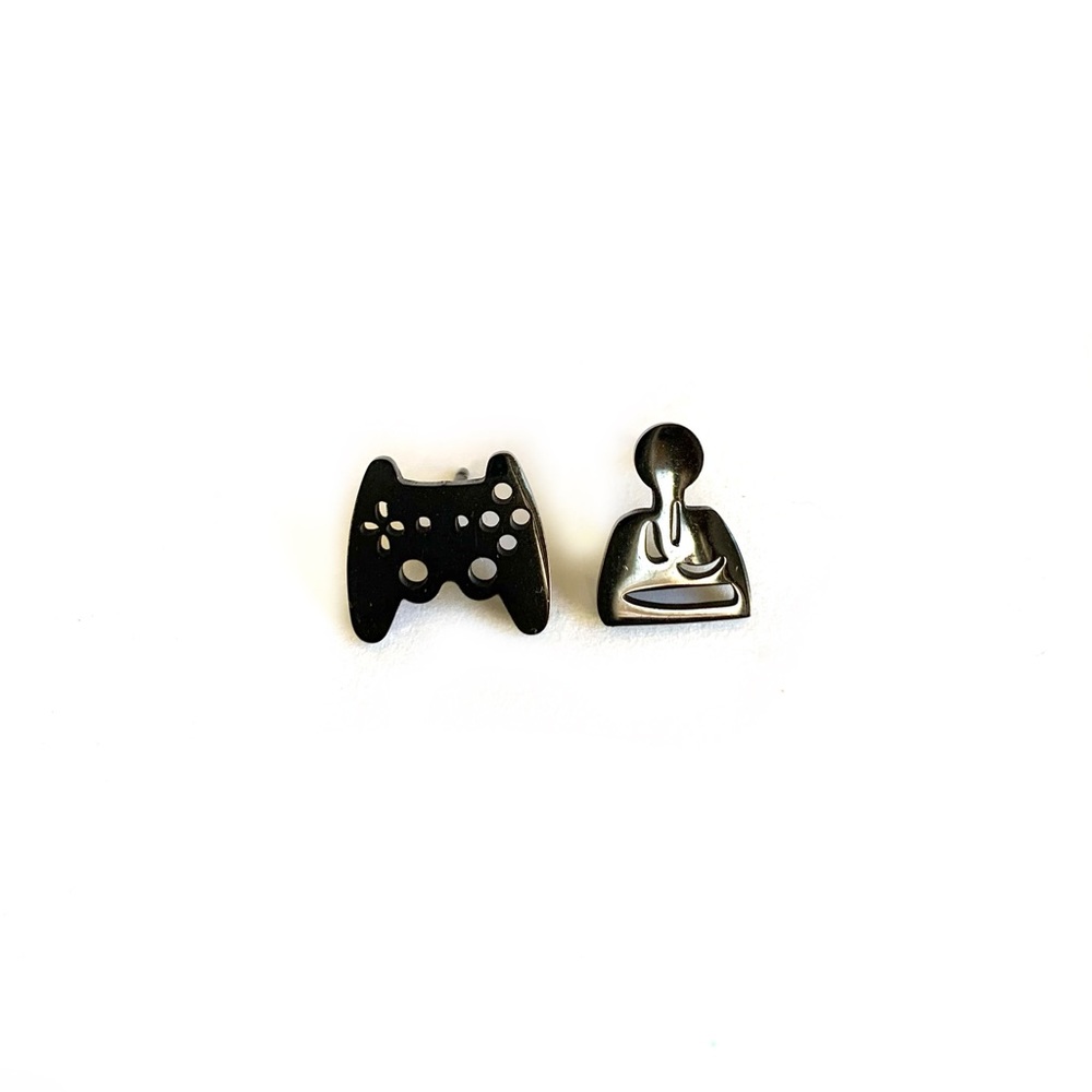 Video game controller earrings - Picture 3 of 5